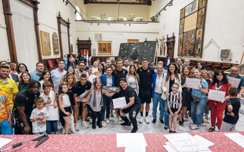 Un grande abbraccio collettivo chiude &ldquo;Vetrine Bianconere&rdquo;, consegnate le pergamene a tutte le attivit&agrave; che hanno aderito all&rsquo;iniziativa