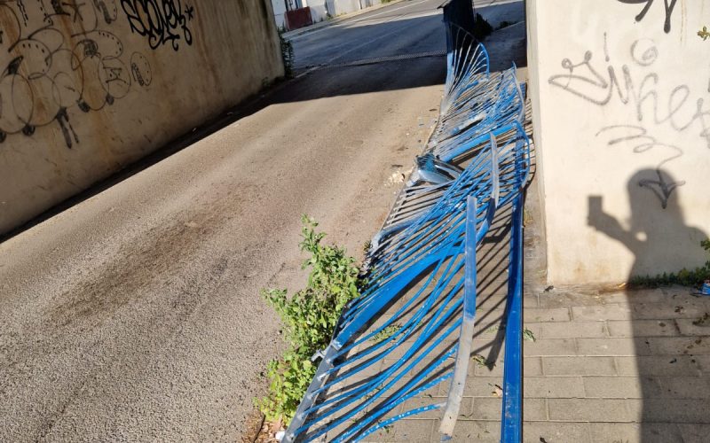 Auto finisce sulla ringhiera del sottopasso di Via Voltattorni, si cerca l’autore del danno