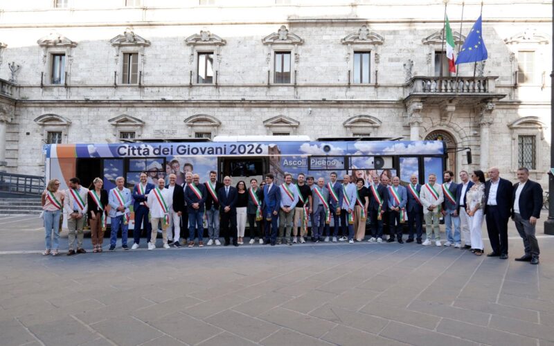 Ascoli Piceno Citt&agrave; Italiana dei Giovani 2026: presentato il &lsquo;Pullman del futuro&rsquo;