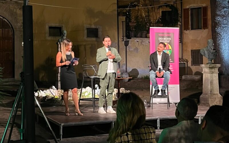 Lo stratega di Giorgia Meloni ad Ascoli per raccontare il suo libro ‘Senza Maschera’. Ad intervistare Longobardi è stato il sindaco Fioravanti: “Rimettere al centro l’importanza dell’essere”