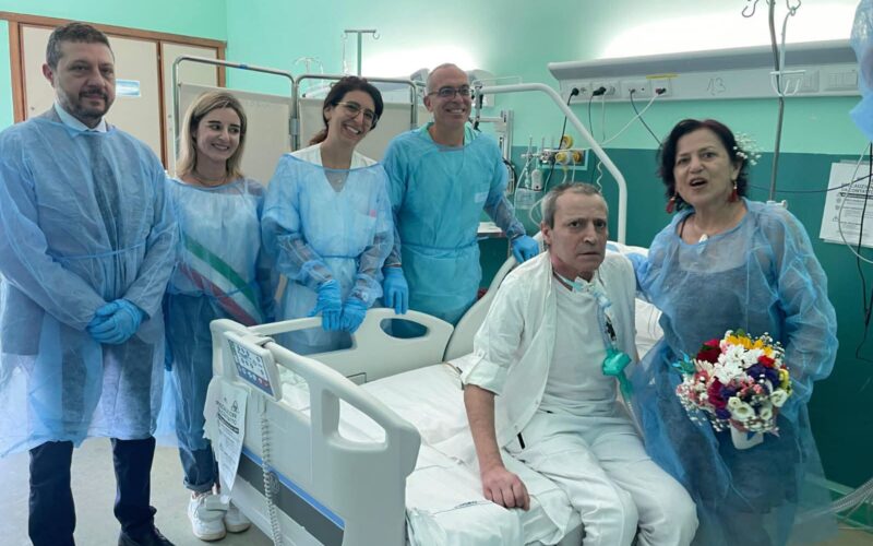 Maurizio Monaco e Sabrina Casati sposi nel reparto di pneumologia dell’ospedale ‘Mazzoni’