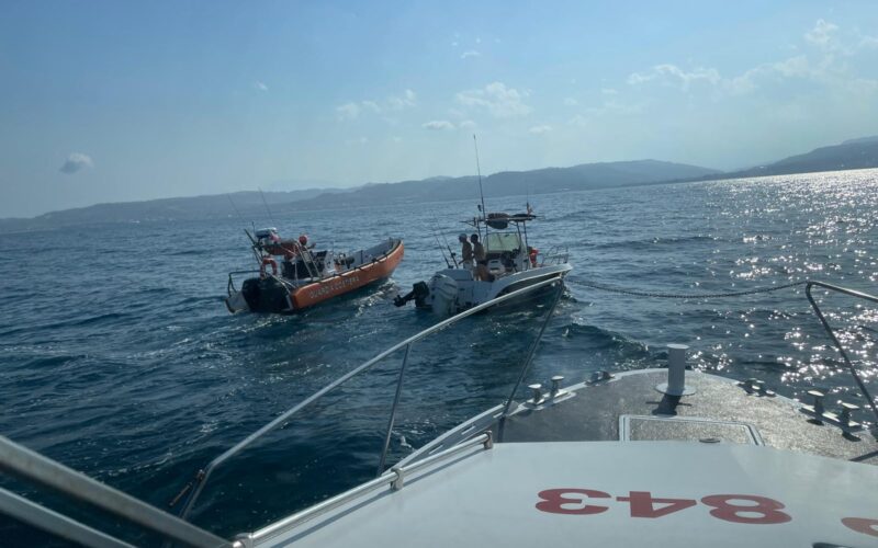 Barca rischia di affondare a 6 miglia dalla costa