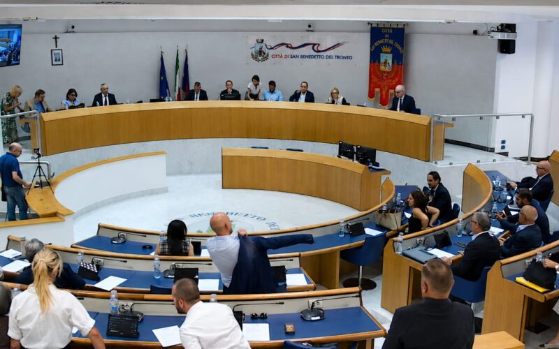 San Benedetto, Consiglio Comunale animato tra la questione della Tari e il tema della viabilità: i chiarimenti su rimborsi e opere