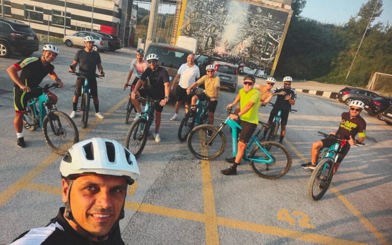 Ascoli, il Ds Patti , mister Tomei e gli staff tecnico e sanitario in bicicletta fino al Santuario della Santa Casa di Loreto