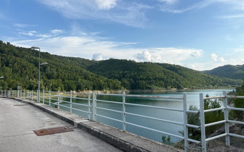 Ammodernamento strada statale 433 Valdaso, 23 sindaci delle province di Ascoli e Fermo firmeranno un protocollo d’intesa al lago di Gerosa per promuovere azioni comuni