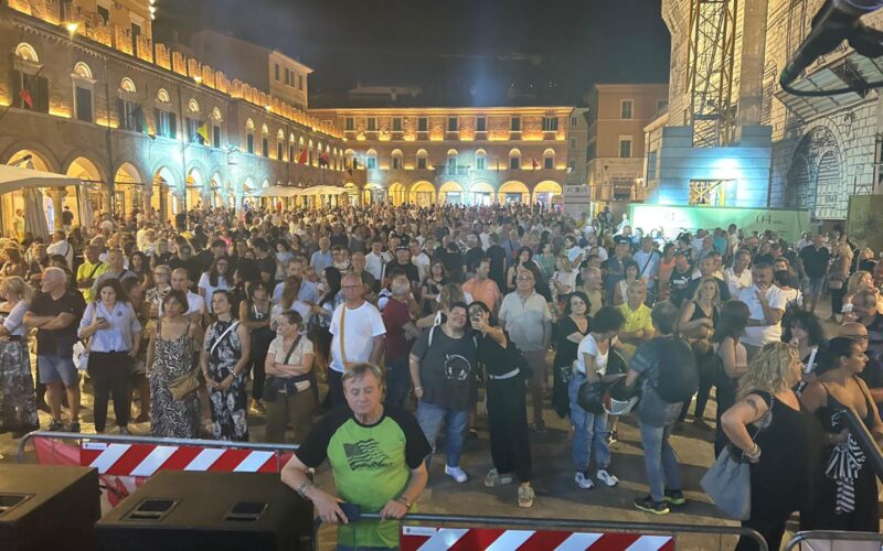 Straordinario successo per “Amici per Sempre”, Piazza del Popolo gremita per il Tributo ai Pooh