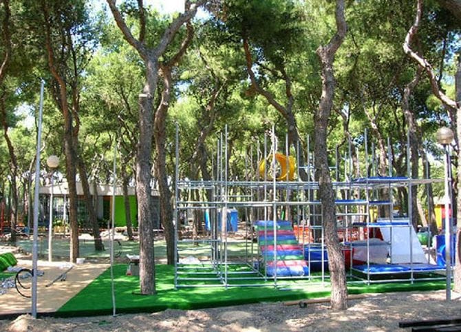 San Benedetto, firmata la concessione per il parco giochi Bambinopoli e riposizionate le lanterne sul ponte dell’Albula