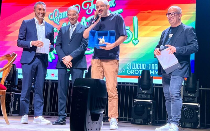Grottammare, ancora un grande successo per il festival Cabaret Amore Mio! Il premio ‘Arancia d’Oro’ 2026 va a Francesco De Carlo