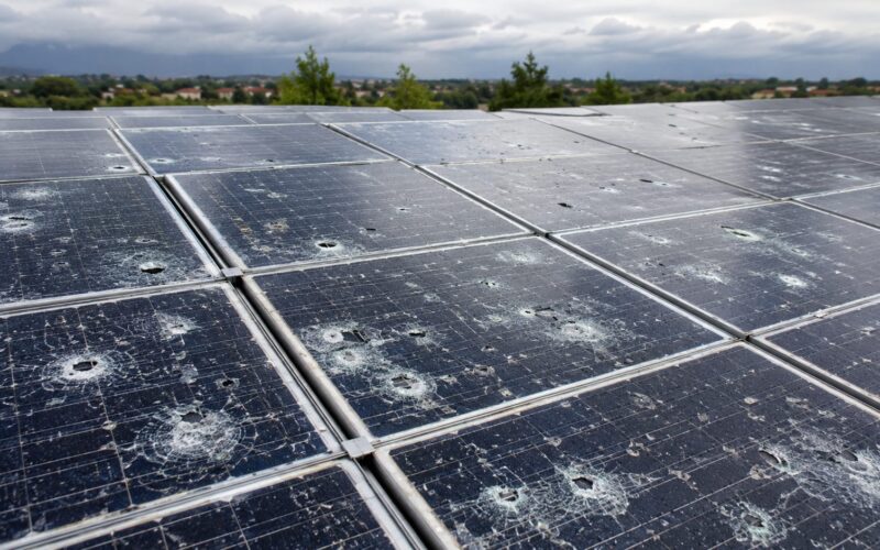 Maltempo, ingenti danni causati dalla grandine anche ai pannelli fotovoltaici: ecco come smaltire quelli danneggiati e a chi rivolgersi