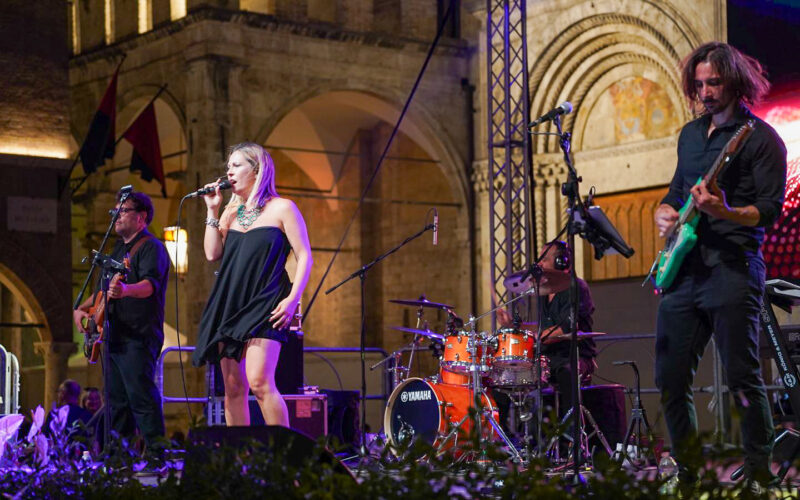 Gli On Air Band infiammano alcune localit&agrave; di Marche e Abruzzo con 4 imperdibili tappe in 4 giorni. Sul palco la loro inconfondibile energia