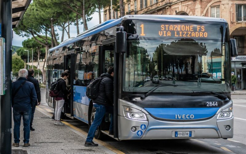 San Benedetto, trasporto pubblico: dal primo settembre agevolazioni su autobus e treni. Ecco come fare domanda