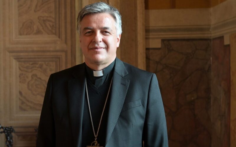 Una Diocesi allo specchio, quando un messaggio apre la domanda sul rapporto tra il ministero di un Vescovo e le categorie politiche