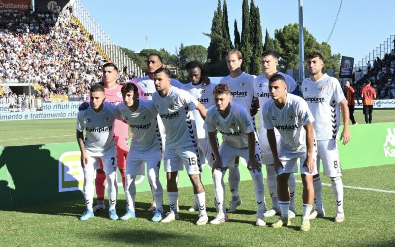 L’Ascoli batte il Benevento, centra il primo successo in casa e si gode una notta in vetta alla classifica di serie B. Al Del Duca decide Brunori su rigore