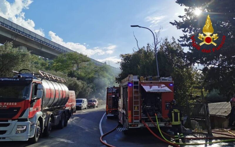Incendio devasta un magazzino di vernici