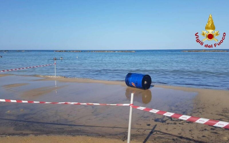 Bidone metallico ritrovato sulla spiaggia di S. Benedetto