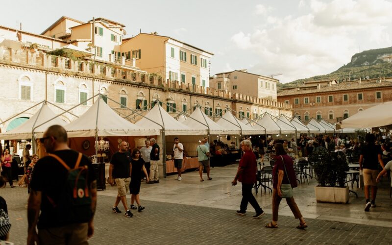 Dopo la consueta pausa dei mesi estivi torna il Mercatino Antiquario