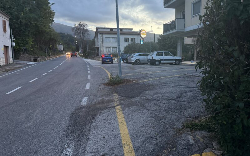 Folignano, parcheggio a uso pubblico trasformato in posto riservato. L’opposizione: «Un condomino se ne è appropriato, tracciando persino le strisce per residenti»