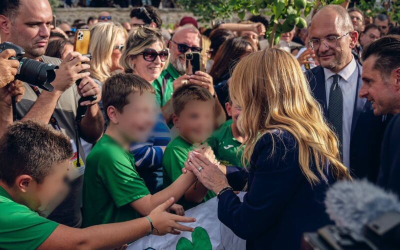 Ascoli Piceno, visita del Premier Giorgia Meloni a Palazzo Saladini Pilastri. La lettera dei genitori dei bambini: “Per i nostri figli un’occasione di festa e un modo per sentirsi parte della comunità”