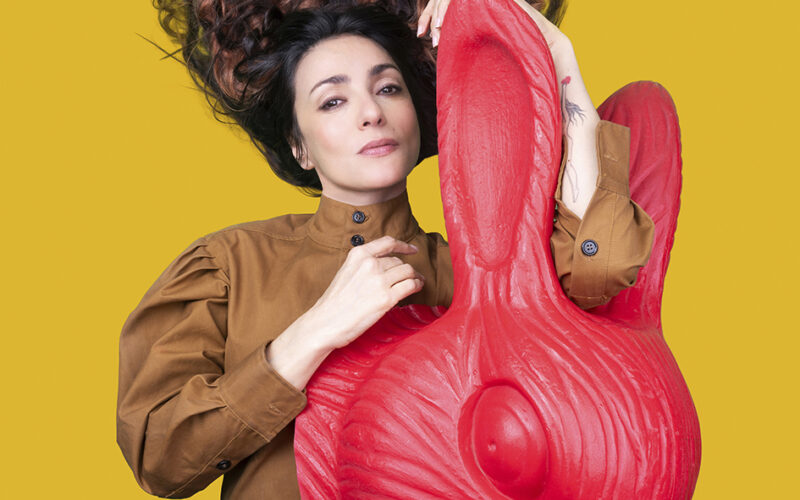 Ambra Angiolini inaugura sabato 10 ottobre la stagione del Teatro Ventidio Basso con la misteriosa scomparsa di W di Stefano Benni