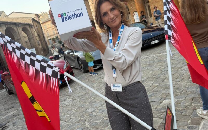 Piazza del Popolo cornice d’eccezione per l’evento della Scuderia Ferrari Club Castorano a sostegno di Telethon