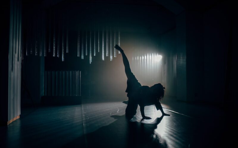 Ad Ascoli arriva “Smoke and Mirrors”: il 15 novembre al Filarmonici lo spettacolo di danza contemporanea e musica dal vivo della compagnia praghese 420People