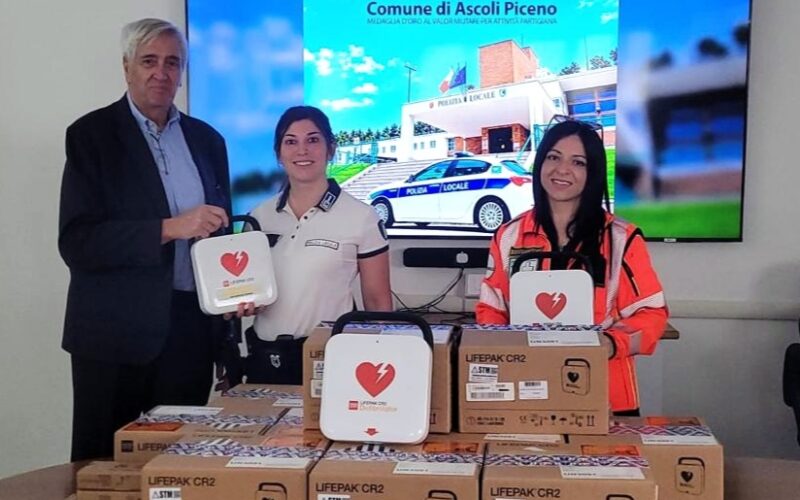 Ascoli Piceno, il Comune acquista 12 defibrillatori per potenziare la rete dei dispositivi salvavita. Il sindaco Fioravanti: “Presidi efficienti che possono fare la differenza per salvare vite”